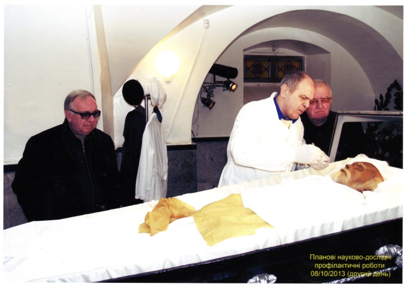 Фото. Автор - Кланца О.П. Планові науково-профілактичні роботи зі збереження набальзамованого тіла М. І. Пирогова 08.10.2013 р. Видалення надлишку бальзамуючого розчину.