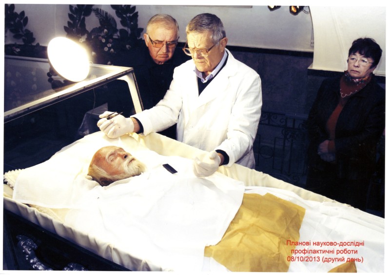 Фото. Автор - Кланца О.П. Планові науково-профілактичні роботи зі збереження набальзамованого тіла М. І. Пирогова 08.10.2013 р. Впорядкування зовнішнього вигляду деталей косметичної перуки.