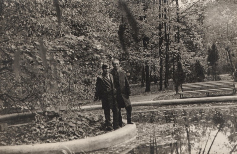 Фотографія. В. Івасюк з батьком в університетському парку. 14 жовтня 1973 року.