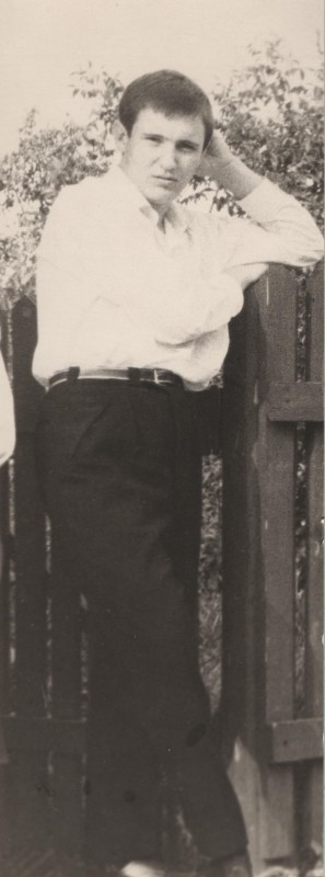 Фотографія. В. Івасюк стоїть біля паркана. Літо 1966 року.