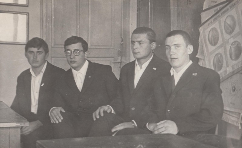 Фотографія. В. Івасюк сидить у аудиторії з В. Веренчанським, В. Маначинським, І. Костюком. 1966 рік.