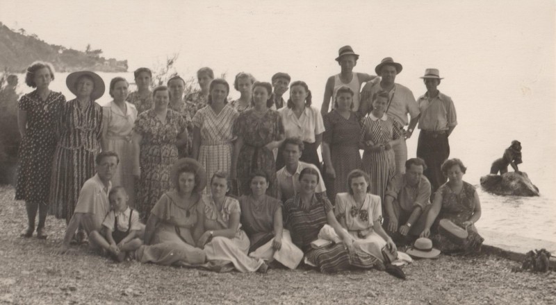 Фотографія. В. Івасюк з батьками на відпочинку. Крим. 1954 рік.