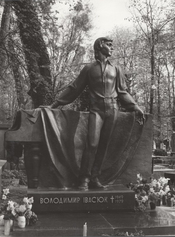 Фотографія. Пам’ятник Володимира Івасюка на Личаківському кладовищі. Львів.