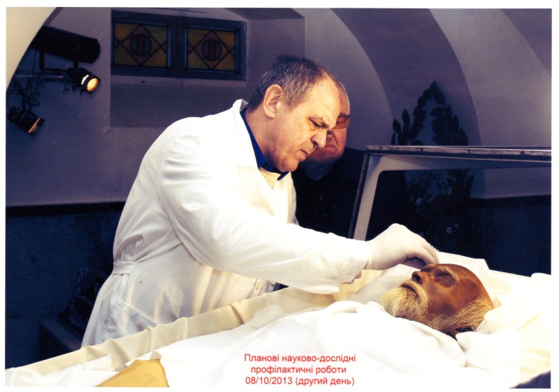 Фото. Автор - Кланца О.П. Планові науково-профілактичні роботи зі збереження набальзамованого тіла М. І. Пирогова 08.10.2013 р. Видалення надлишку бальзамуючого розчину.