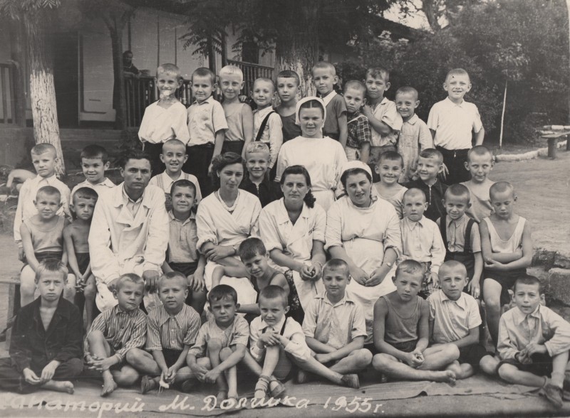 Фотографія. В. Івасюк  у дитячому санаторії. С. Мала Долина Одеської області. Липень 1955 року.