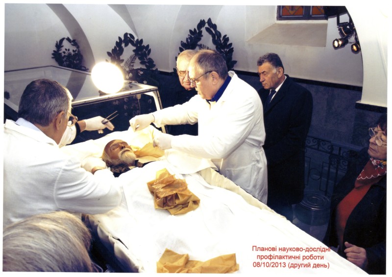 Фото. Автор - Кланца О.П. Планові науково-профілактичні роботи зі збереження набальзамованого тіла М. І. Пирогова 08.10.2013 р. Видалення захисних ізолюючих матеріалів.