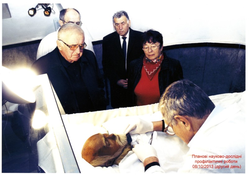 Фото. Автор - Кланца О.П. Планові науково-профілактичні роботи зі збереження набальзамованого тіла М. І. Пирогова 08.10.2013 р. Впорядкування зовнішнього вигляду деталей косметичної перуки.