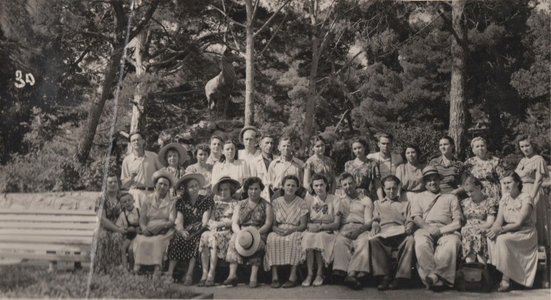 Фотографія. В. Івасюк з батьками на відпочинку.  Крим. 1954 рік.