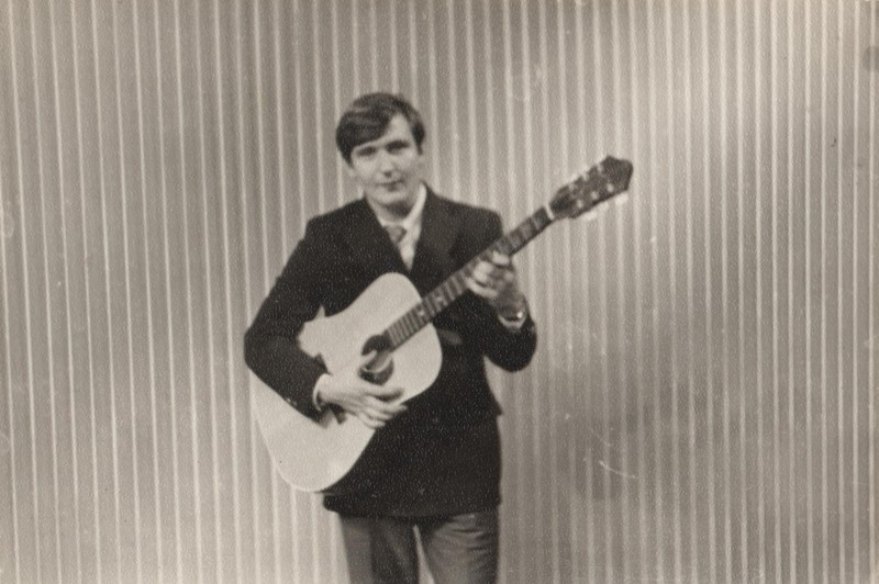 Фотографія. В. Івасюк з гітарою в руках. 1973 рік.