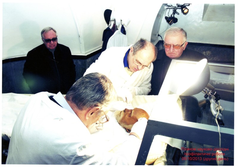 Фото. Автор - Кланца О.П. Планові науково-профілактичні роботи зі збереження набальзамованого тіла М. І. Пирогова 08.10.2013 р. Видалення надлишку бальзамуючого розчину.