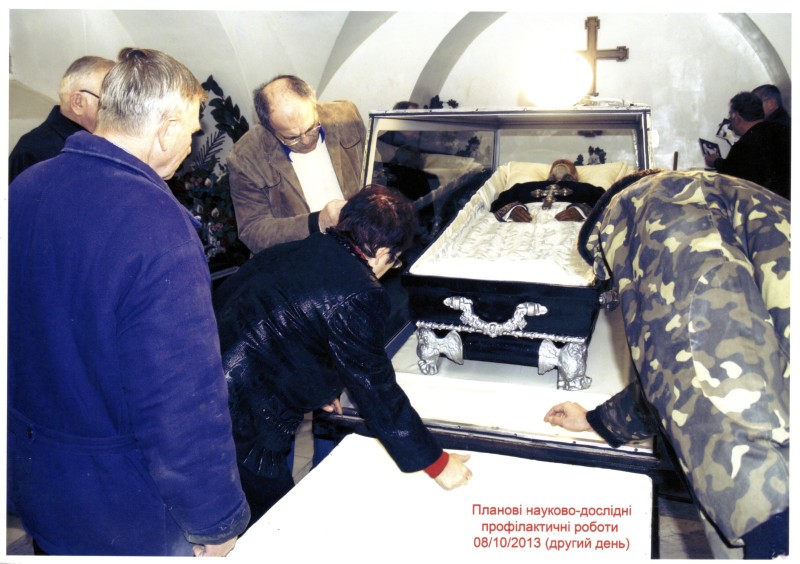 Фото. Автор - Кланца О.П. Планові науково-профілактичні роботи зі збереження набальзамованого тіла М. І. Пирогова 08.10.2013 р. Перевірка ущільнювача кришки саркофага М. І. Пирогова.