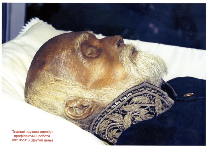 Фото. Автор - Кланца О.П. Планові науково-профілактичні роботи зі збереження набальзамованого тіла М. І. Пирогова 08.10.2013 р. Тіло М. І. Пирогова у саркофазі по закінченні роботи.