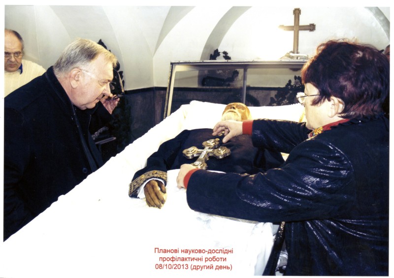 Фото. Автор - Кланца О.П. Планові науково-профілактичні роботи зі збереження набальзамованого тіла М. І. Пирогова 08.10.2013 р. Укладання натільного хреста М. І. Пирогова.