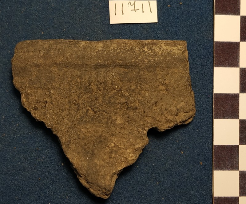 Фрагмент вінець  ліпної сіроглиняної посудини (бронза) із ремонтом