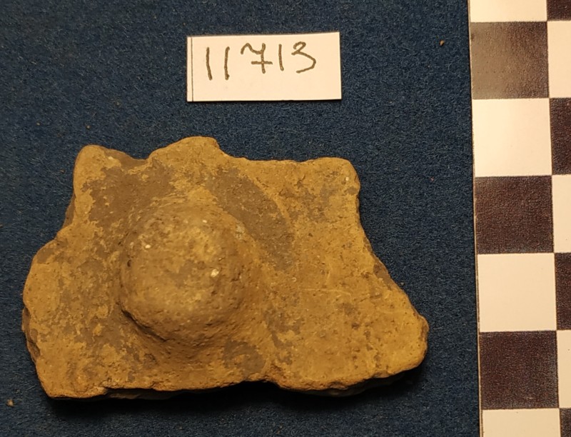 Фрагмент стінки ліпної сіроглиняної посудини жовтого кольору ззовні