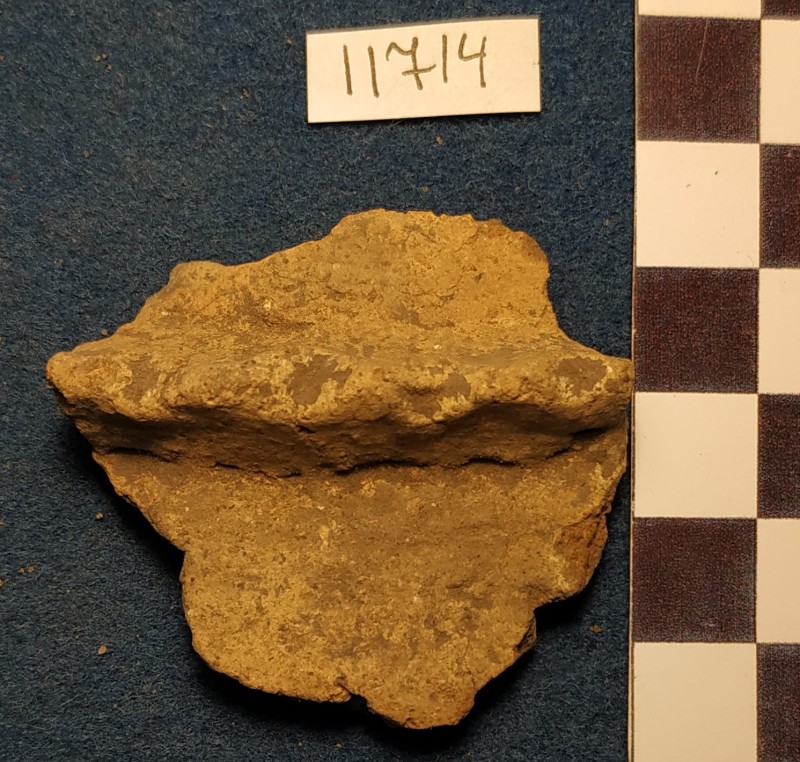 Фрагмент стінки ліпної сіроглиняної посудини жовтого кольору ззовні