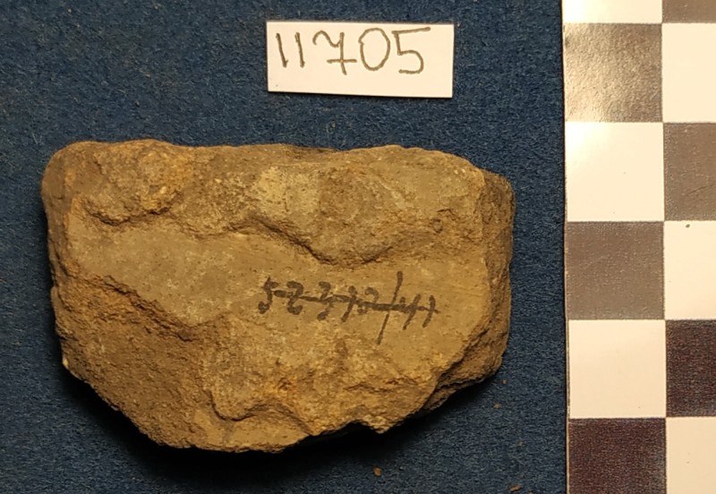 Фрагмент стінки ліпної сіроглиняної посудини жовтого кольору ззовні