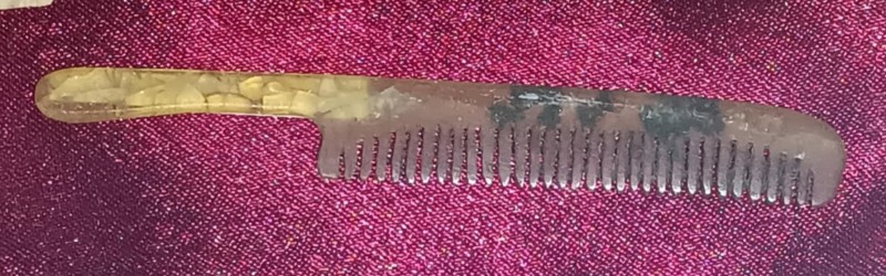 Гребінець для розчісування вусів.