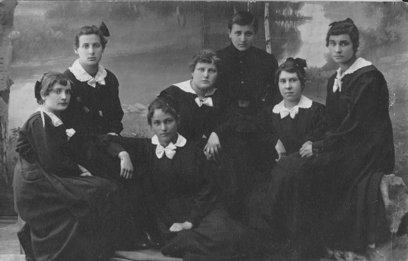 Фото гімназисток приватної гімназії "Жойдік"