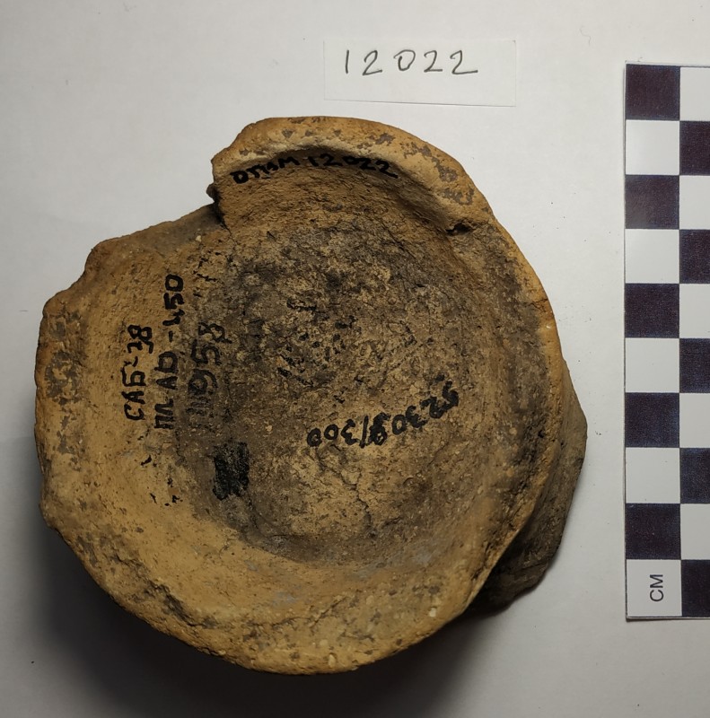 Фрагмент жовтоглиняної біноклеподібної посудини