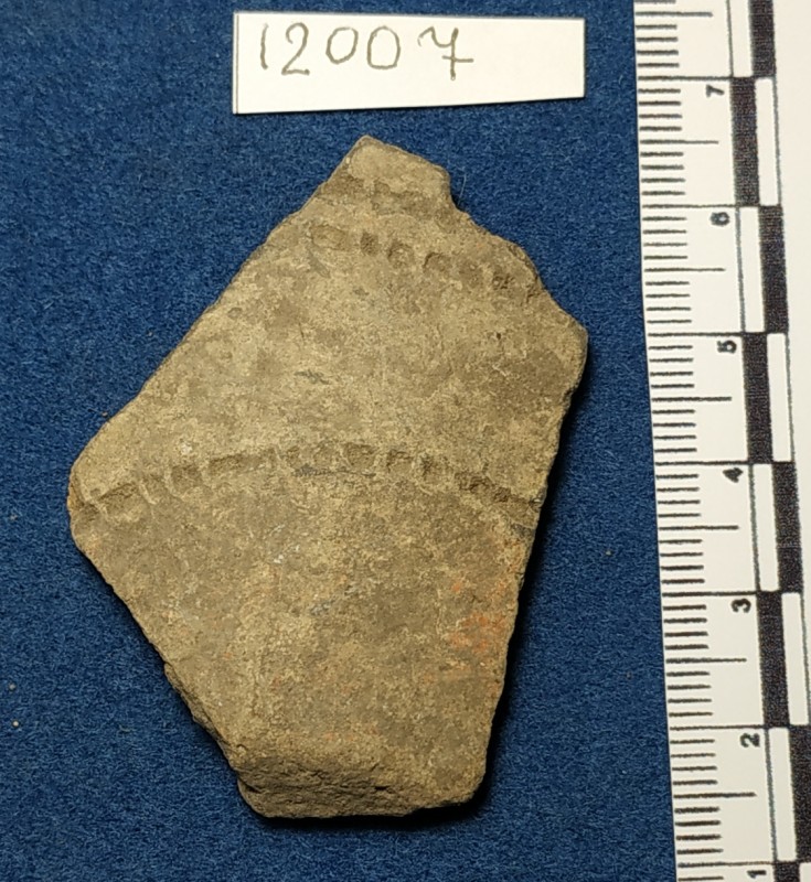 Фрагмент дна і придонної частини ліпної сіроглиняної посудини