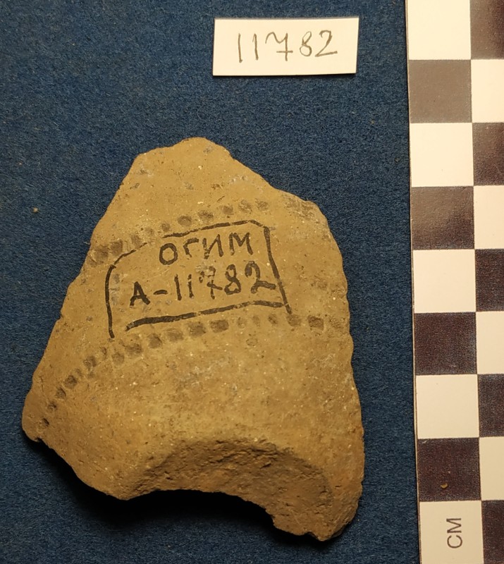 Фрагмент дна і придонної частини ліпної сіроглиняної посудини