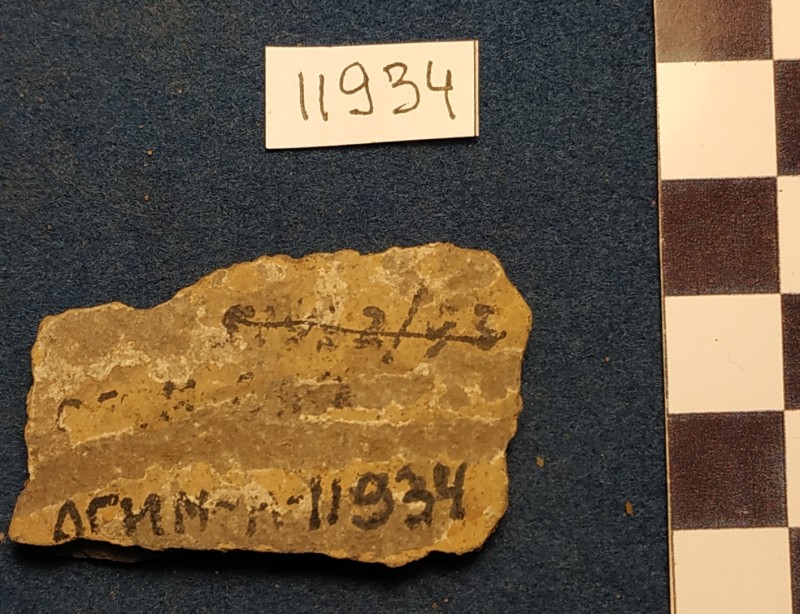 Фрагмент вінець ліпної сіроглиняної посудини жовтого кольору ззовні