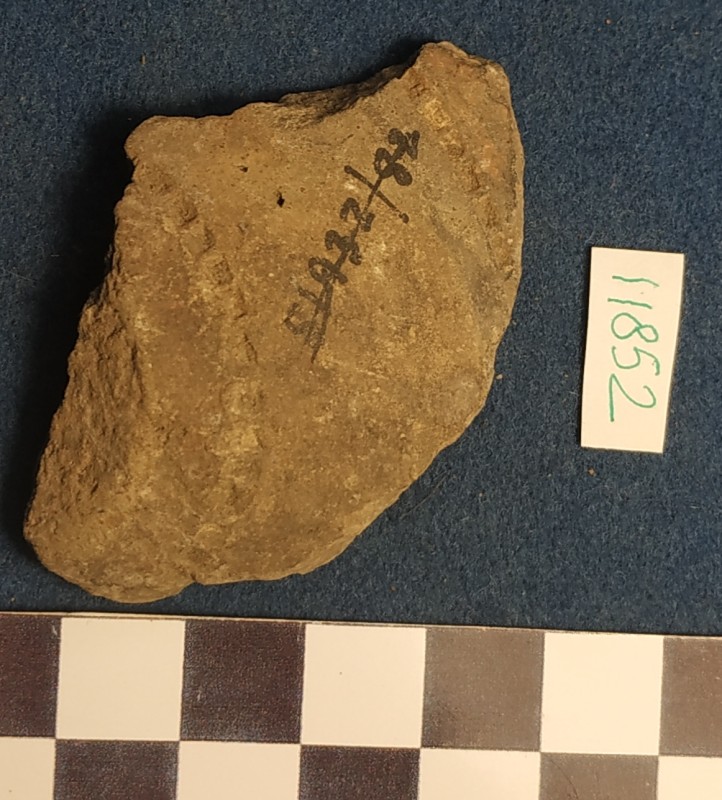 Фрагмент дна і придонної частини ліпної сіроглиняної  посудини