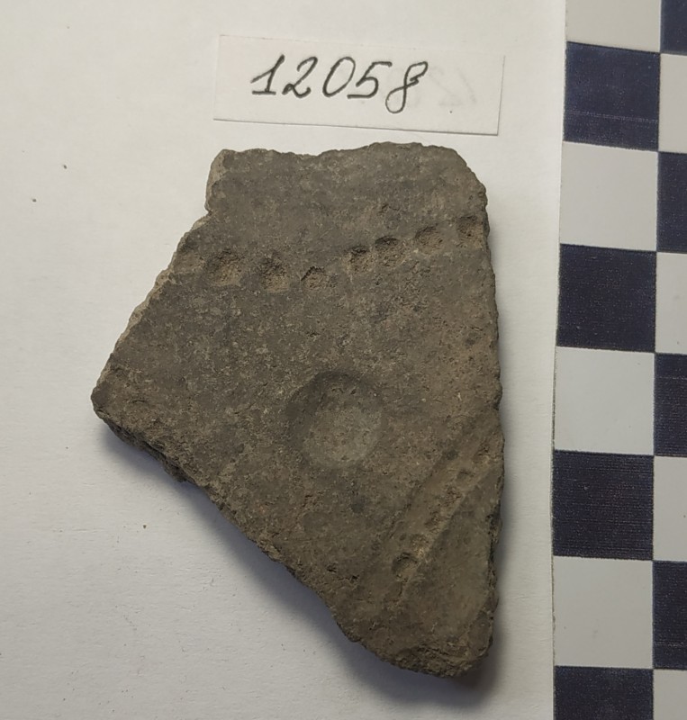 Фрагмент стінки ліпної сіроглиняної посудини