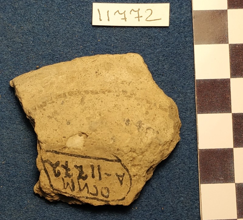 Фрагмент дна і придонної частини ліпної сіроглиняної посудини