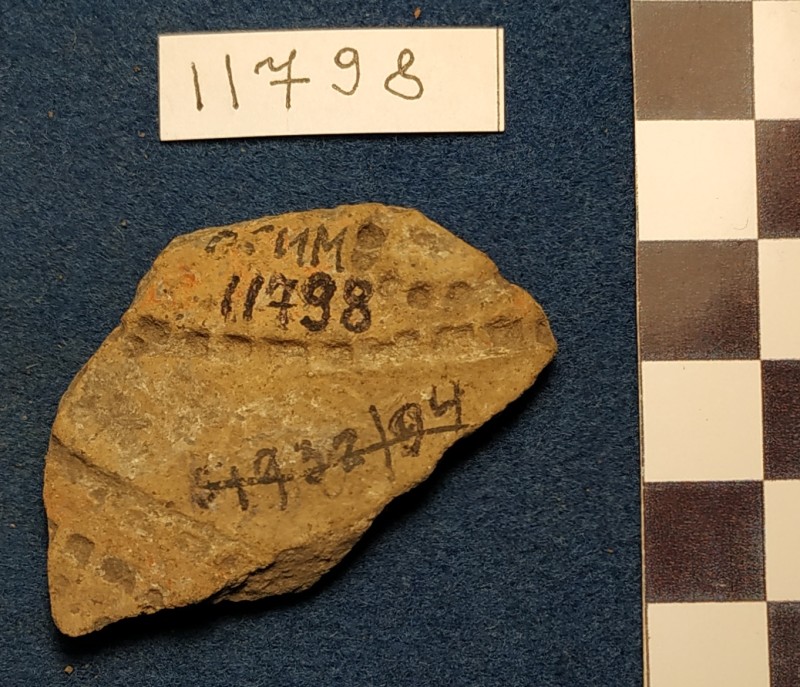 Фрагмент стінки ліпної сіроглиняної посудини жовтого кольору ззовні