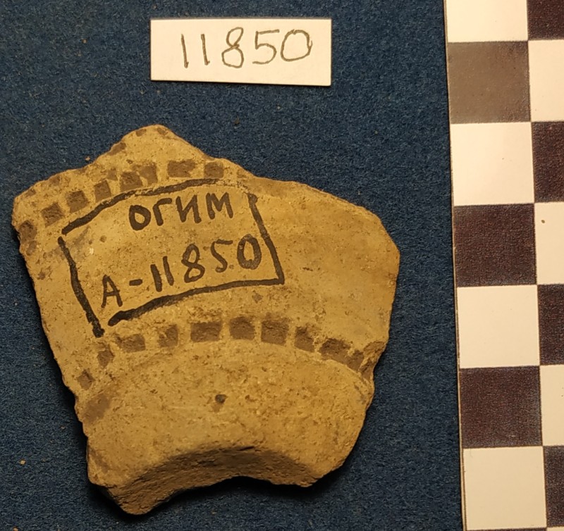 Фрагмент дна і придонної частини ліпної жовтоглиняної посудини