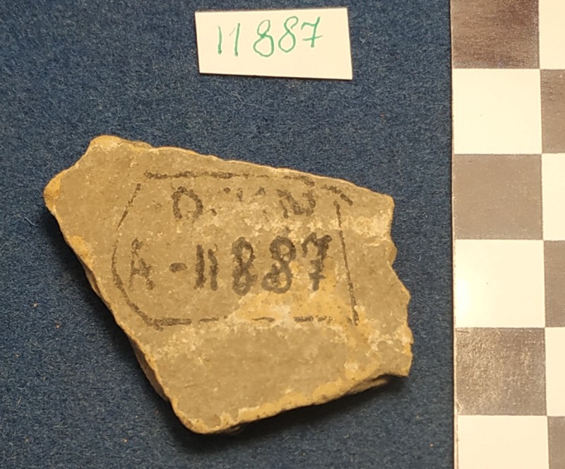 Фрагмент стінки ліпної сіроглиняної посудини жовтого кольору ззовні