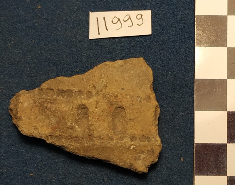 Фрагмент стінки ліпної сіроглиняної посудини жовтого кольору ззовні