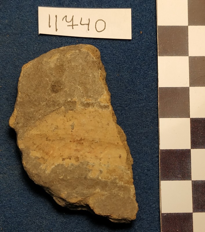 Фрагмент стінки ліпної сіроглиняної посудини жовтого кольору ззовні