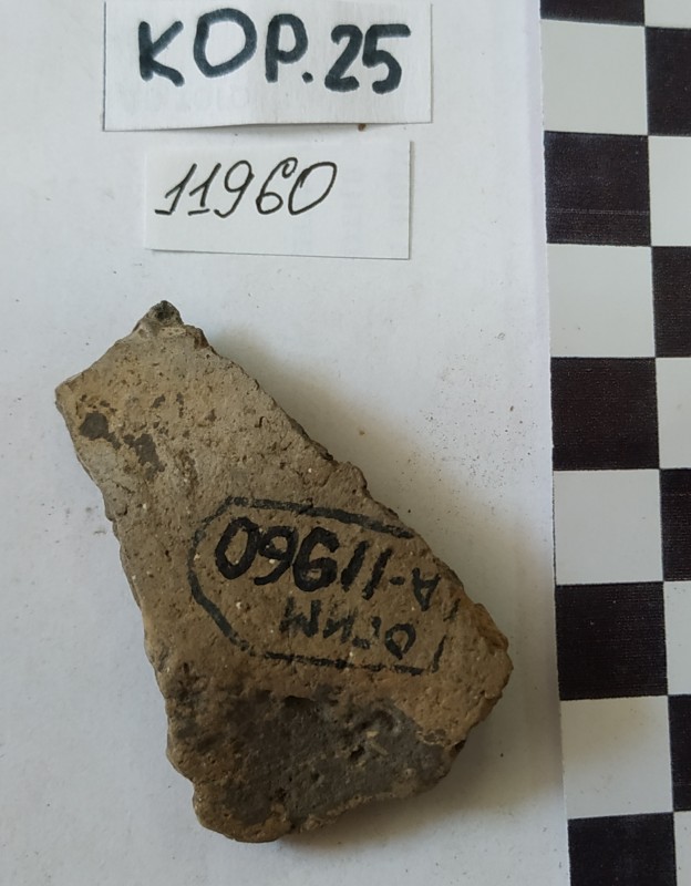 Фрагмент дна та придонної частини ліпної сіроглиняної посудини