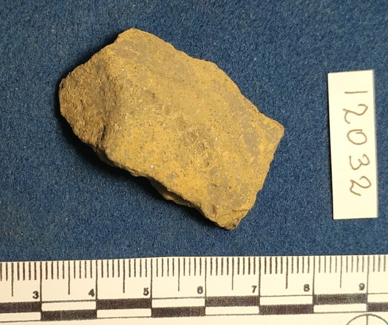 Фрагмент дна і придонної частини ліпної жовтоглиняної посудини