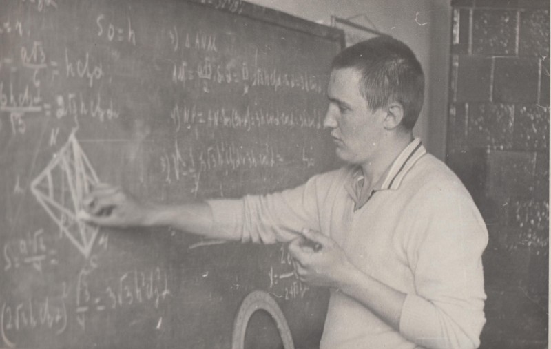 Фотографія. В. Івасюк розв'язує біля дошки завдання з геометрії. 1966 рік.