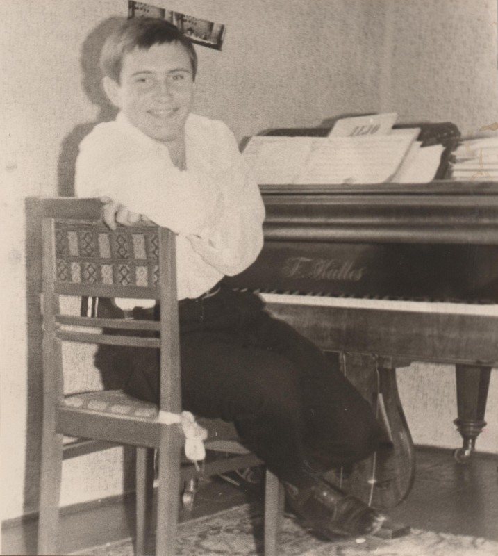 Фотографія. В. Івасюк сидить на стільці біля роялю. Літо 1966 року.