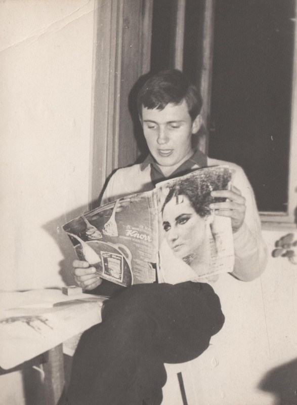 Фотографія. В. Івасюк читає журнал. 1967 рік.