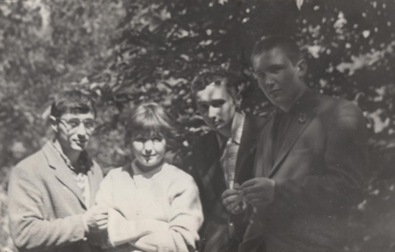 Фотографія. В. Івасюк на вулиці з друзями. 1966 рік.