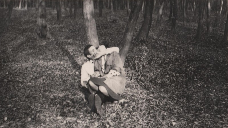 Фотографія. В. Івасюк з дівчиною на колінах у лісі. 1966 рік.