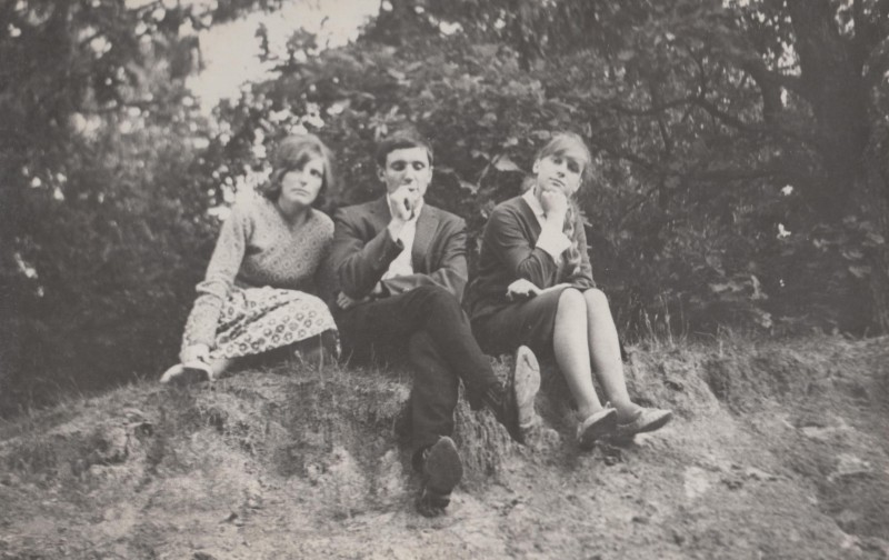 Фотографія. В. Івасюк сидить на траві з Л. Шкуркіною та Тетяною Сазоновою. 1965-1966 роки.