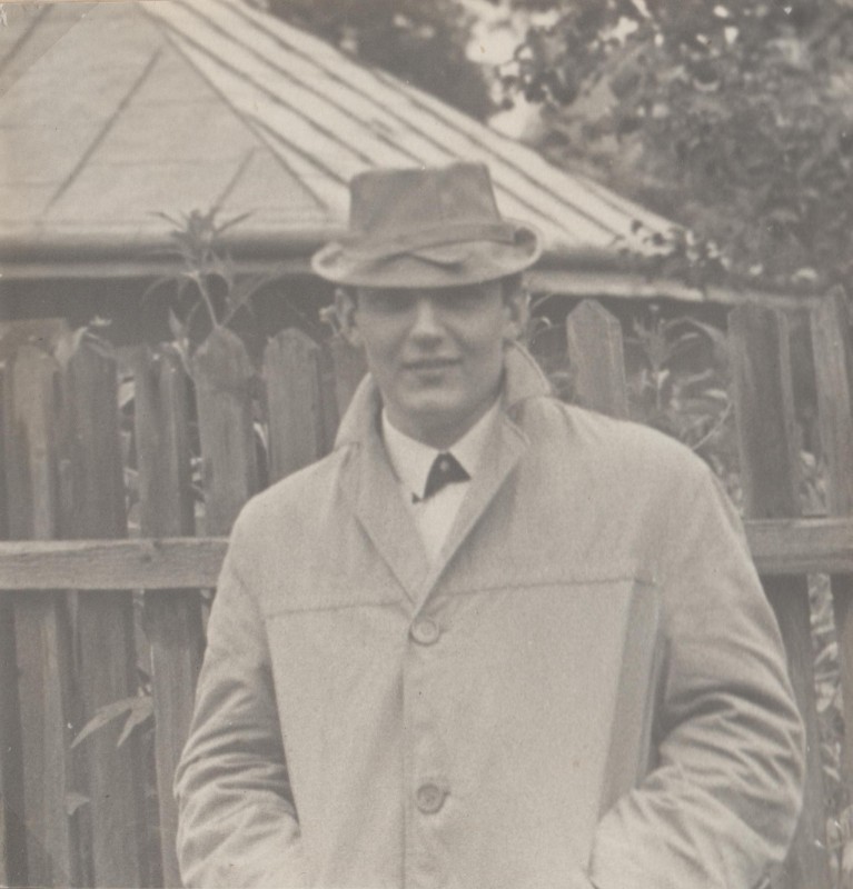 Фотографія. В. Івасюк у плащі. 1966 рік.