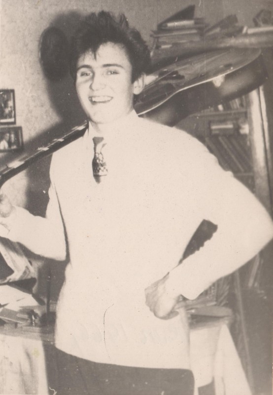 Фотографія. В. Івасюк з гітарою на плечах. М. Чернівці. Осінь 1966 року.