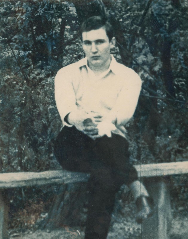 Фотографія. В. Івасюк сидить на лавочці. Чернівці. 2 вересня 1966 року.