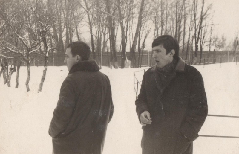 Фотографія. В. Івасюк поряд з хлопцем. Зима 1965-1966 років.