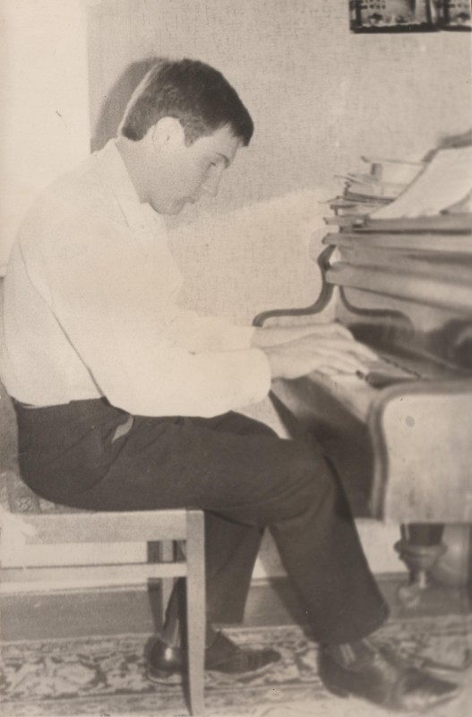 Фотографія. В. Івасюк грає на роялі. Літо 1966 року.