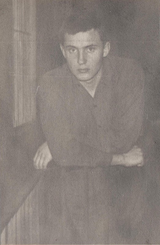 Фотографія. В. Івасюк опирається руками на стіл. 1966 рік.