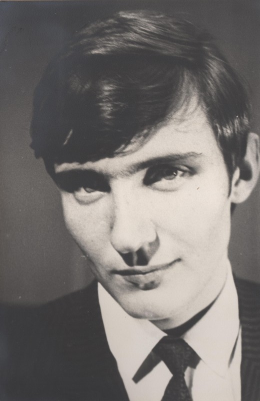 Фотографія. В. Івасюк у костюмі. 1967 рік.